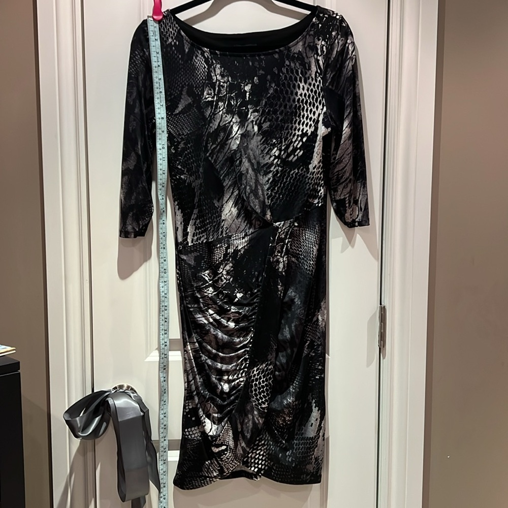 Le chateau form fitting dress - Picture 9 of 13